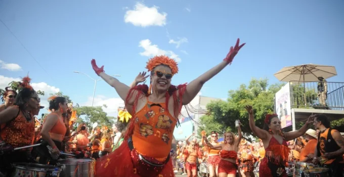 Carnaval em BH: Chuva chega na segunda (16/2) após folia com sol? Veja previsão para Minas