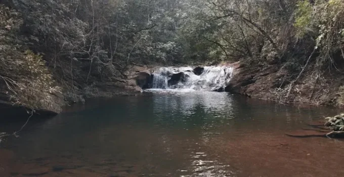 Jovem de 20 anos morre afogado em cachoeira de Rio Acima, na Grande BH; corpo foi resgatado após buscas