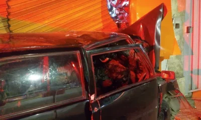 Carro roubado em alta velocidade invade loja na Av. Pedro II, em BH, e deixa três feridos
