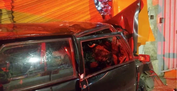 Carro roubado em alta velocidade invade loja na Av. Pedro II, em BH, e deixa três feridos
