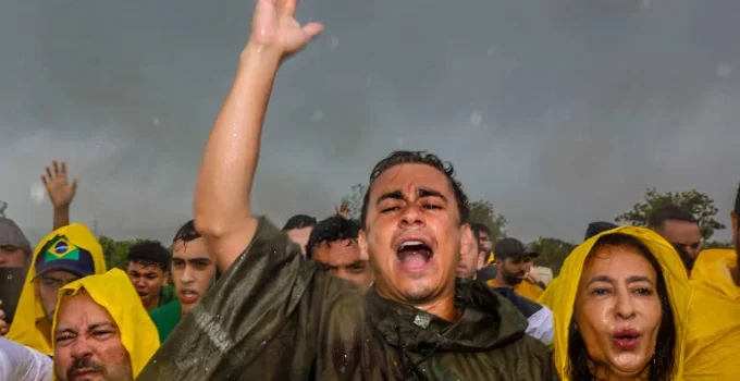 Nikolas Ferreira: O Jovem Deputado que Busca Unir Evangélicos e Católicos e Revolucionar o Cenário Político-Religioso Brasileiro