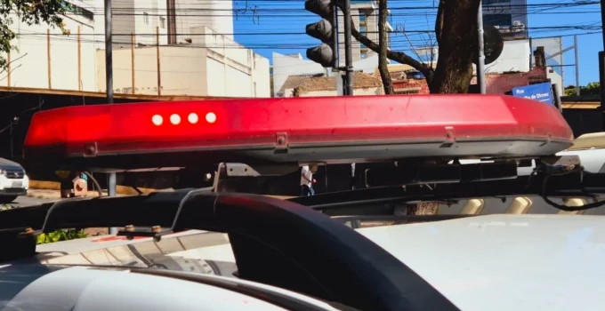 Carnaval em MG: Homem invade área de festa com carro e dispara tiros; três ficam feridos