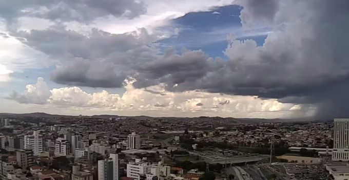 Defesa Civil de BH emite alerta para chuvas fortes com raios e ventos de até 45 km/h até terça-feira