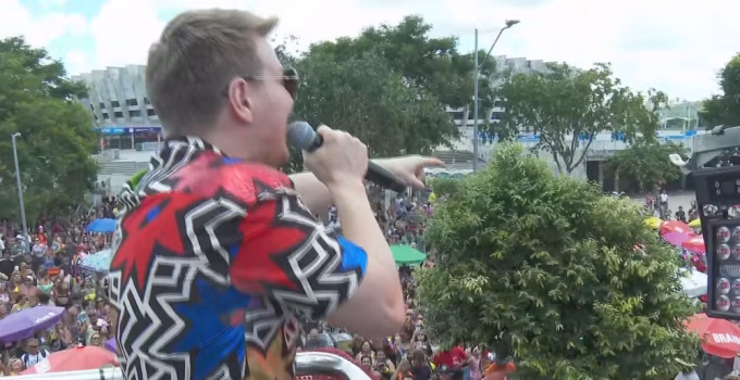 Michel Teló comanda bloco 'Sertanejinho do Teló' e exalta BH: 'Cidade muito querida' em dia de folia