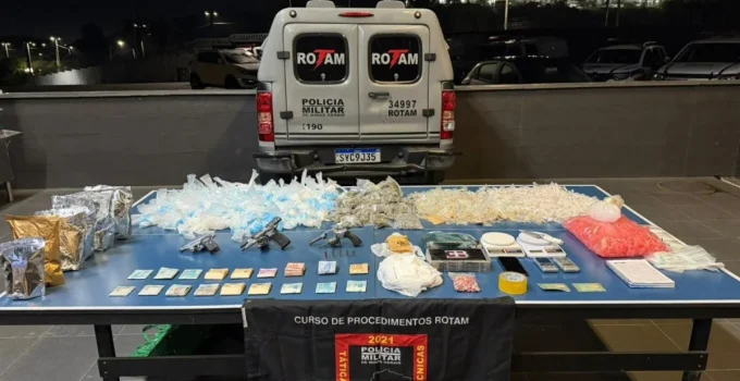 Operação Policial em Ribeirão das Neves Apreende Mais de 4 Mil Pinos de Cocaína e R$ 15 Mil