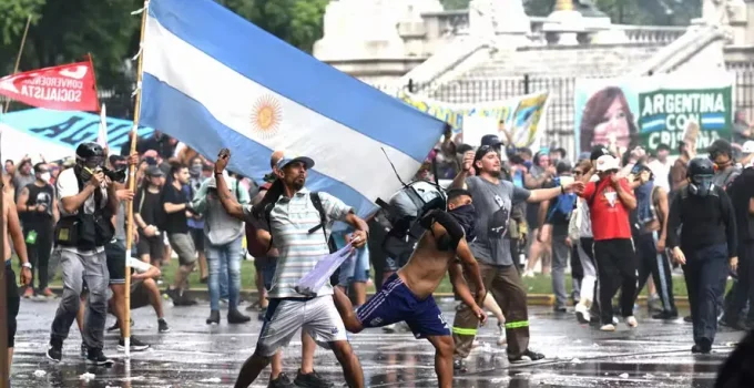 Argentina: Reforma Trabalhista de Milei Enfrenta Greve Geral e Protestos no Congresso
