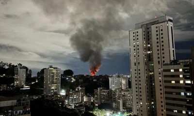 Incêndio em micro-ônibus causa pânico e deixa rastro de destruição na Região Centro-Sul de BH