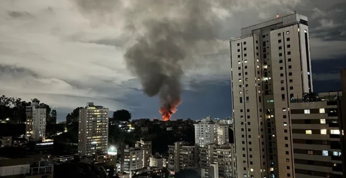 Incêndio em micro-ônibus causa pânico e deixa rastro de destruição na Região Centro-Sul de BH