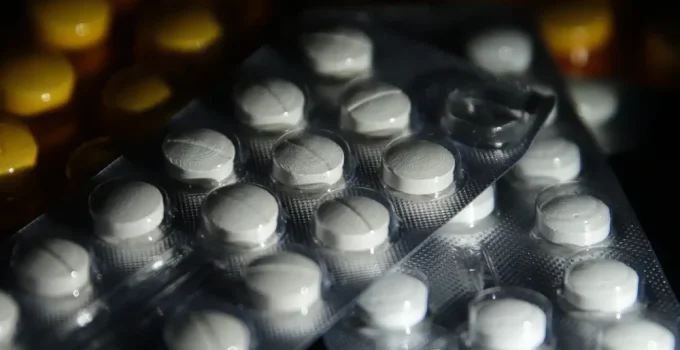 Drogaria de Santa Luzia é condenada em MG a indenizar cliente por vender remédio manipulado sem rótulo