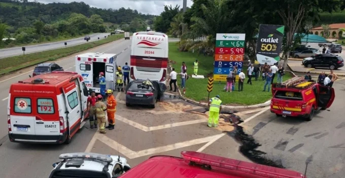 Acidente Fatal na BR-262: Ônibus de Turismo é Colidido por Carro em Florestal, Deixando Vítima Fatal