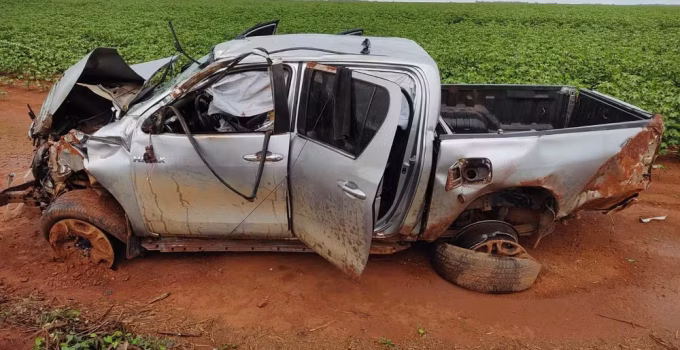 Mulher de 29 anos morre após caminhonete capotar na MG-060, em São Gonçalo do Abaeté