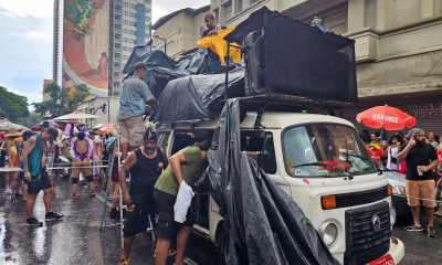Bloco Toca Raul desafia chuva e mantém a folia rolando em Belo Horizonte com hinos de Raul Seixas