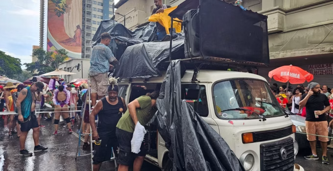 Bloco Toca Raul desafia chuva e mantém a folia rolando em Belo Horizonte com hinos de Raul Seixas