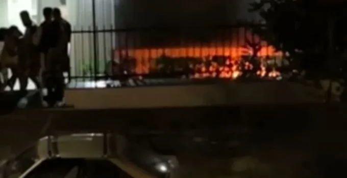 Carro explode e pega fogo em garagem de prédio no bairro Graça, em BH; moradores são evacuados