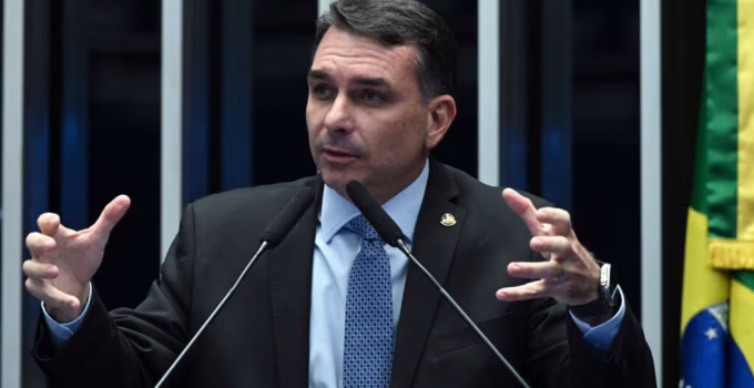 Justiça do DF suspende exclusão de post de Flávio Bolsonaro sobre PT