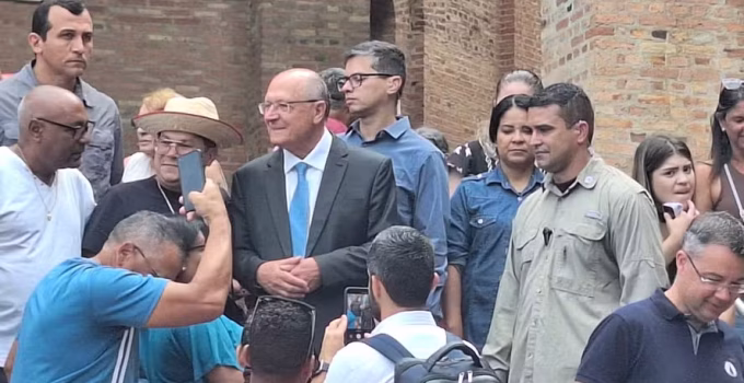 Alckmin avalia tarifas de Trump como benéficas e projeta negociações em março