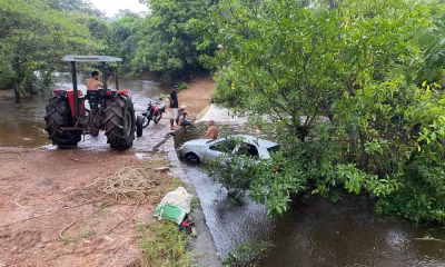 Homem de 42 anos desaparece após carro ser arrastado por correnteza em passagem molhada no Norte de Minas