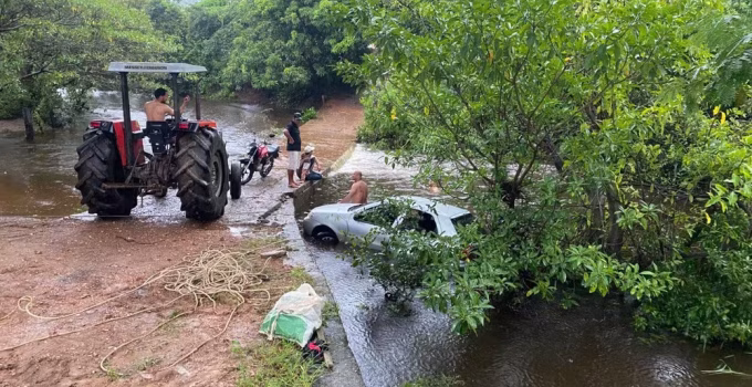Homem de 42 anos desaparece após carro ser arrastado por correnteza em passagem molhada no Norte de Minas