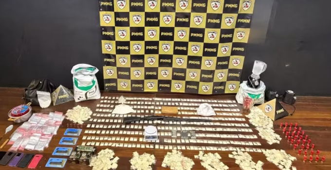 Denúncia leva PM a desmantelar laboratório de cocaína e apreender rifle em Patrocínio, MG