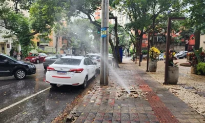 Vazamento de água limpa jorra por quase duas semanas em rua movimentada de bairro nobre em BH