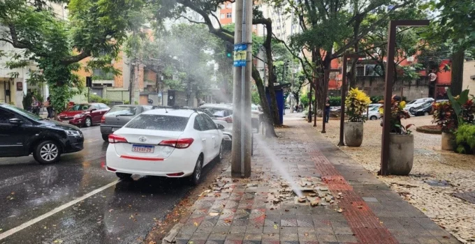 Vazamento de água limpa jorra por quase duas semanas em rua movimentada de bairro nobre em BH