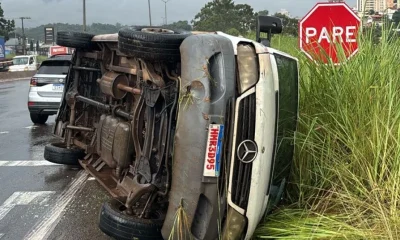 Van capota após colisão com carro em alça de acesso do Anel Rodoviário de BH; trânsito é afetado