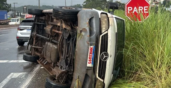 Van capota após colisão com carro em alça de acesso do Anel Rodoviário de BH; trânsito é afetado