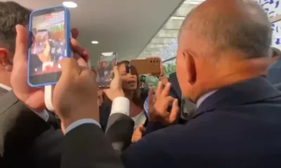 Repórter do ICL Notícias é cercada e intimidada por assessores de oposição na Câmara