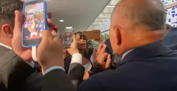 Repórter do ICL Notícias é cercada e intimidada por assessores de oposição na Câmara