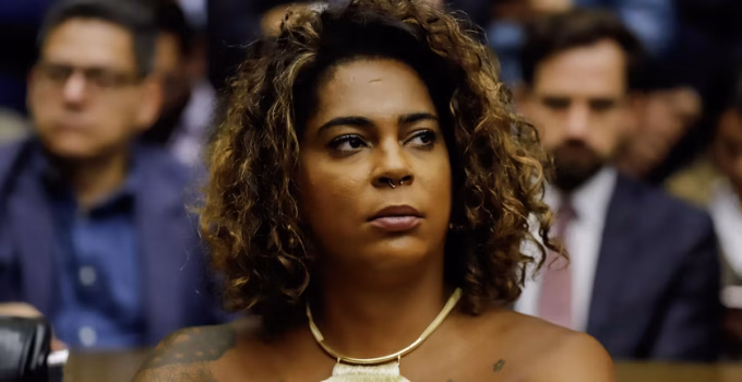 Vereadora trans de BH relata ameaça de morte com caixão e bilhete e pede proteção policial