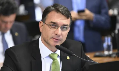 Flávio Bolsonaro aciona Justiça contra usuários do X por postagens que o associam a milícias