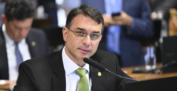 Flávio Bolsonaro aciona Justiça contra usuários do X por postagens que o associam a milícias