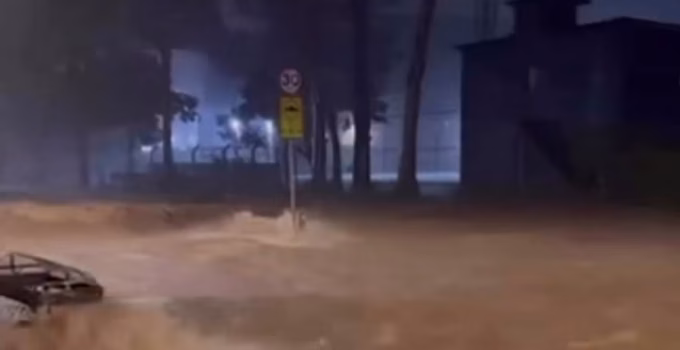 Temporal causa alagamentos severos e transtornos no Barreiro, em BH; região acumula mais de 270% da chuva esperada para fevereiro