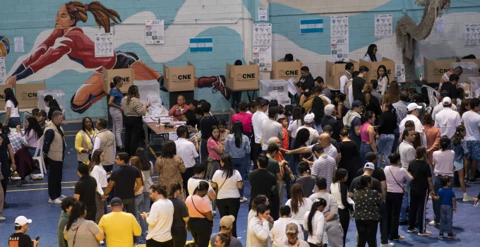 Eleições em Honduras: Colégios Eleitorais Permanecem Abertos Após Horário de Fechamento Devido a Longas Filas