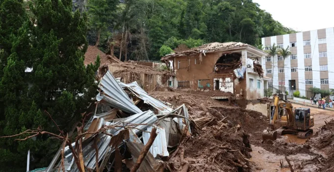 Lula sobrevoa áreas castigadas por chuvas na Zona da Mata de Minas Gerais neste sábado