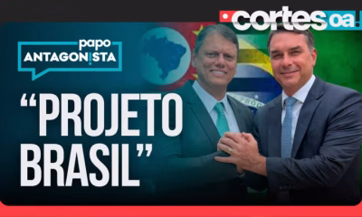 Flávio Bolsonaro e Tarcísio de Freitas sinalizam aliança eleitoral em evento em SP