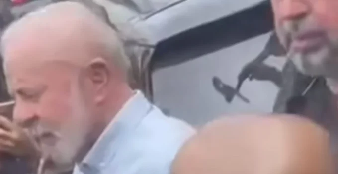 Lula é hostilizado com gritos de 'ladrão' e 'vagabundo' em visita a área de enchentes em Minas Gerais