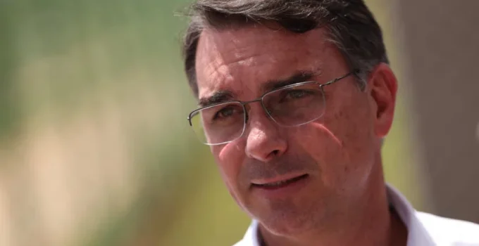 Flávio Bolsonaro critica postura de Lula sobre Irã e a classifica como 'inaceitável'