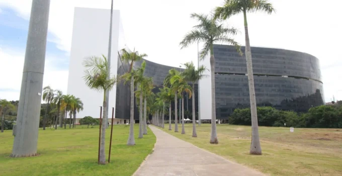 Servidores de Minas Gerais aguardam reajuste salarial em meio a promessas e perdas inflacionárias