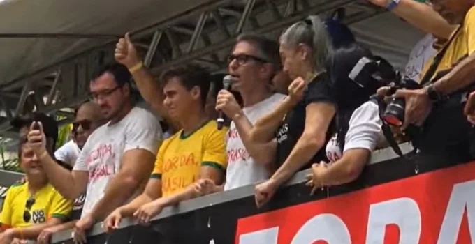 Zema presente em ato em BH, mas Flávio Bolsonaro ganha espaço com gritos de 'presidente'