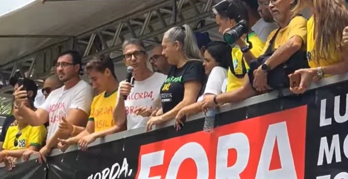 Zema se junta a manifestação em BH contra Lula, Moraes e Toffoli