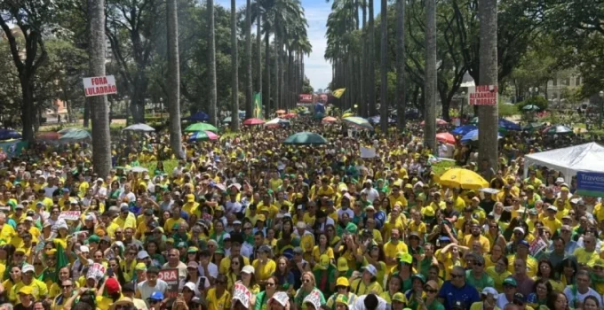 Milhares Tomam a Praça da Liberdade em BH em Ato Contra Lula e Ministros do STF