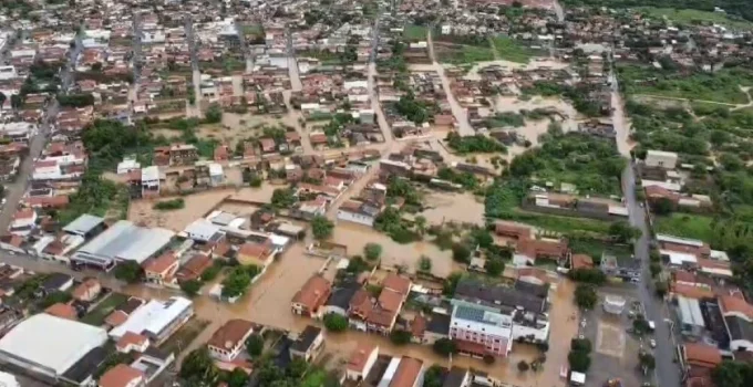 Chuva Destrói Espinosa: Mais de 3.500 Pessoas Afetadas e 550 Famílias Desalojadas no Norte de Minas