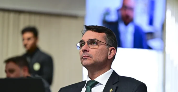 Vereador de BH aciona PGR contra Flávio Bolsonaro por suposta propaganda antecipada em atos de SP