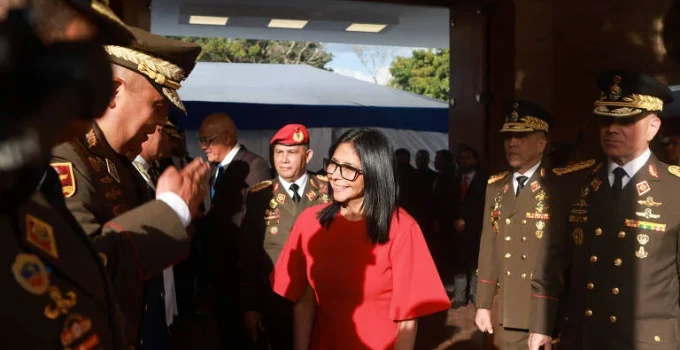 Delcy Rodríguez promove expurgo de aliados de Maduro e reestrutura poder na Venezuela