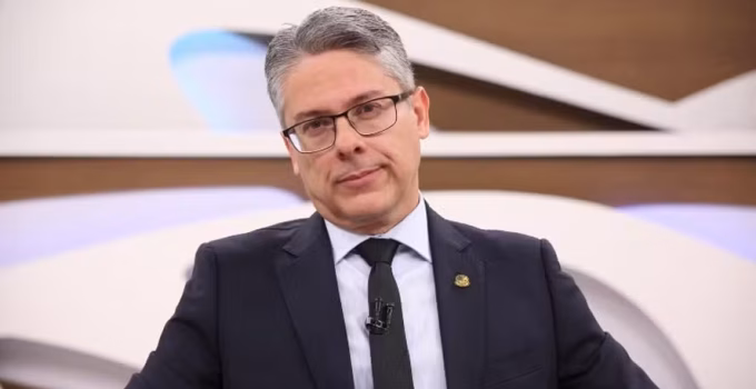 Relator de CPI acusa Gilmar Mendes de fraude processual em decisão sobre caso Master