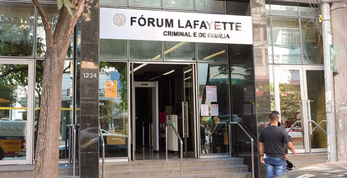 Justiça de BH transforma motorista embriagado em réu após capotamento fatal na Av. Amazonas