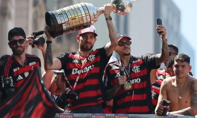 Taça da Libertadores do Flamengo quebra durante festa do título e é remendada com fita adesiva em desfile no Rio