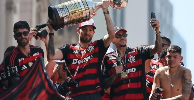 Taça da Libertadores do Flamengo quebra durante festa do título e é remendada com fita adesiva em desfile no Rio