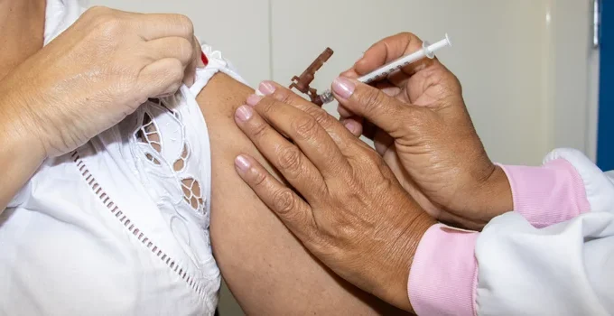 Minas Gerais prioriza profissionais de saúde na vacinação contra a dengue com mais de 82 mil doses